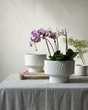 Luxury hammered classic round planter in white